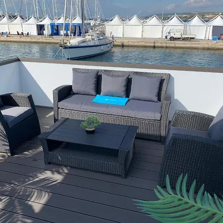 Floating House Arena 1 *